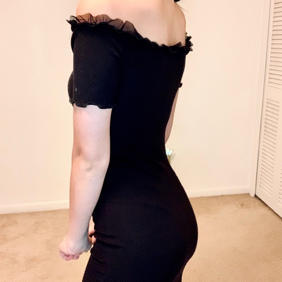 Off-the-shoulder black dress - Picture 1 of 2